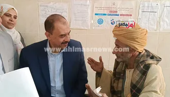 مٌسن مريض مع محافظ سوهاج في مستشفى ساقلته