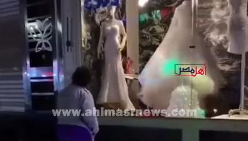 فتاة تغني أمام فستان زفاف