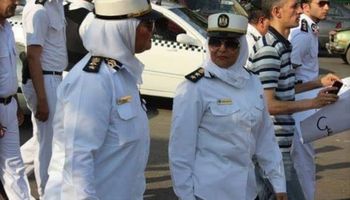 رجال الشرطة بالزي الأبيض