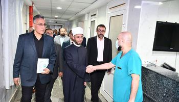 وزير الأوقاف يتفقد مستشفى الدعاة