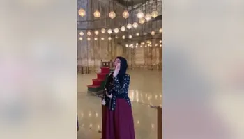 الفتاة وهي تؤذن 