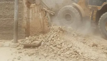 إزالة منزل آيل للسقوط بمنطقة المعنى بقنا 