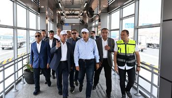 رئيس الوزراء يرافقه وزير النقل يتفقدان المرحلة الأولى من التشغيل التجريبى لمشروع الأتوبيس الترددي