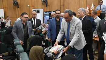 جانب من تسليم جوازات السفر للحجاج
