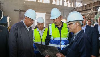 وزير قطاع الاعمال اثناء زيارته لشركة النحاس