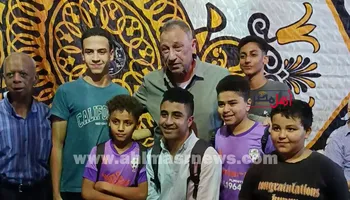 الخطيب يلتقط صورًا تذكارية مع الأطـفال بقنا 