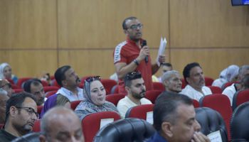 اجتماع محافظ بورسعيد مع اصحاب كافتيريات الشاطىء
