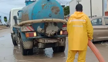 جانب من رفع مياه الأمطار 