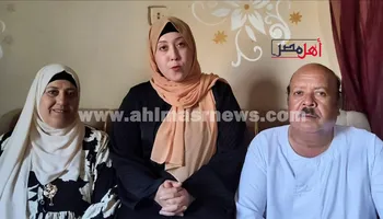 هويدا الجبالى وزوجها تتوسطهما ابنتهما