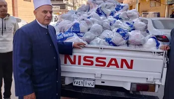 جانب من تسليم السلع الغذائية 