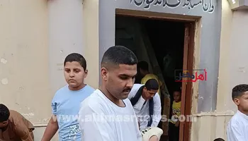 توزيع الحلوى عقب صلاة عيد الأضحى بقنا 