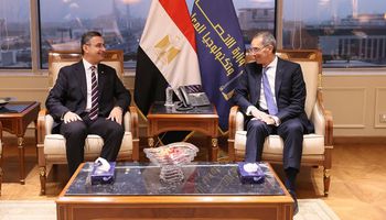 وزير الاتصالات ورئيس جهاز التجارة الداخلية 