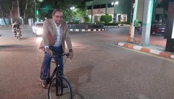 محافظ قنا يتجول بدراجة هوائية بشوارع المدينة 