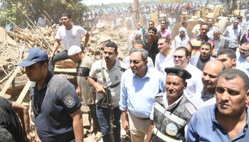محافظ قنا يتابع جهود استخراج طفلة من أسفل انقاض المنزل المنهار 