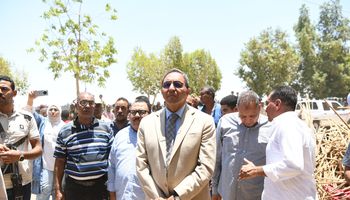 محافظ قنا يتابع جهود الإنقاذ بموقع المنزل المنهار 