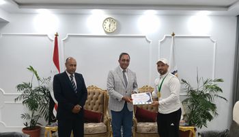 محافظ قنا يكرم بطل العالم في الووشو كونغ فو تقديرًا لإنجازاته الدولية