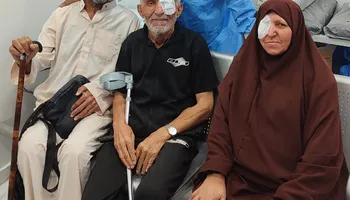 طبيب بقنا يجري عمليات مياه بيضاء بالمجان لمسنين من عزة