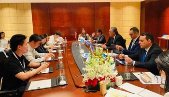 وزير الاستثمار خلال المائدة المستديرة