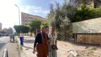«أمك هي جيشك الوحيد»| روان طالبة ثانوية عامة تذهب للامتحان على «عكاز» لتعرضها لحـ..ـادث.. ووالدتها تساندها للجنة ببورسعيد