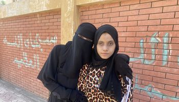 أم تصطحب ابنتها من ذوات البصيرة الى لجنتها فى الثانوية العامة ببورسعيد 