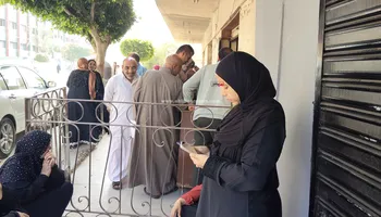 أولياء الأمور يقرأون القرآن الكريم لأبنائهم 