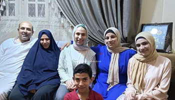 الطالبة تتوسط أسرتها