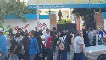 الطلاب أمام لجنة الامتحان 