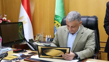 اللواء اكرم جلال محافظ الإسماعيلية في إتقالا هاتفياً بالطلاب  