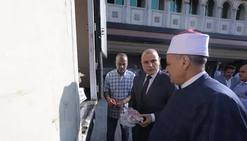  توزيع 2 طن لحوم صكوك أضاحي للأسر الأولى بالرعاية بمراكز المحافظة