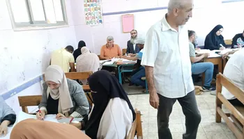 جانب من أعمال تصحيح أوراق امتحانات الشهادة الإعدادية بكفر الشيخ 