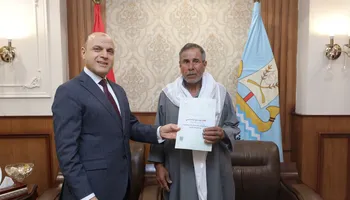 جانب من تسليم العقود 