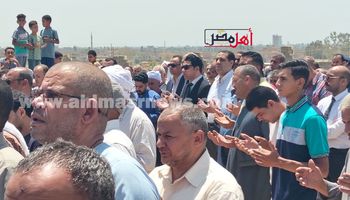 جانب من مشاركة نائب محافظ سوهاج في تشييع جنازة مدير العلاقات العامة بالديوان 