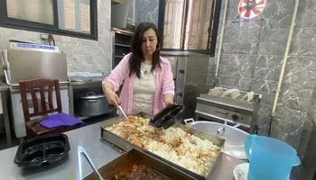 عادة كل سنة.. مسيحية بورسعيدية توزع وجبات "فتة ولحمة" على المسلمين لإفطار يوم عرفة .. بث مباشر