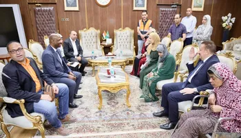 فتاتين من ذوي الاحتياجات الخاصة 