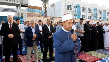 محافظ الإسماعيلية يؤدي صلاة عيد الأضحى المبارك 