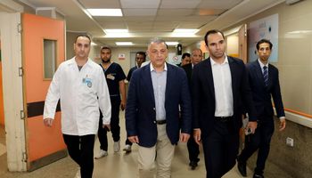 محافظ الإسماعيلية يتفقد المجمع الطبي 