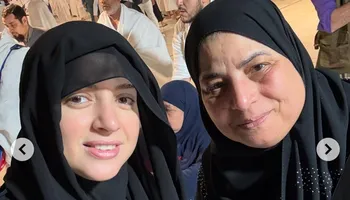 منى فاروق ووالدتها 
