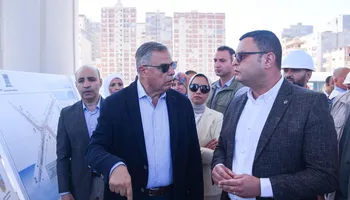 وزير الإسكان يتفقد مشروع كوبري 45 بالإسكندرية 