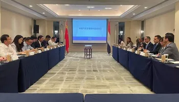 وزير الاستثمار  اثناء فعاليات المائدة المستديرة لقطاع السيارات 