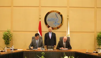 وزير الصناعة والنقل اثناء التوقيع