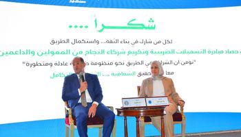 وزير المالية مع رشا عبدالعال 