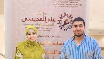 محفظ قرآن يهدي تلميذته رحلة عمرة في قنا
