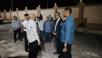 محافظ قنا يتابع سقوط مظلة تحت الإنشاء بموقف نجع حمادي