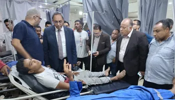 محافظ قنا يطمئن على مصابي سقوط مظلة تحت الإنشاء بموقف نجع حمادي