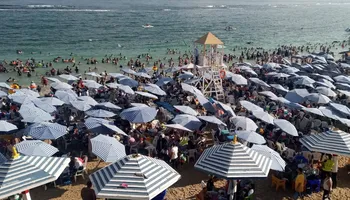 إقبال كثيف على شواطئ الإسكندرية
