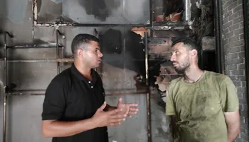 مراسل أهل مصر مع مستأجر المحلات المحترقة 