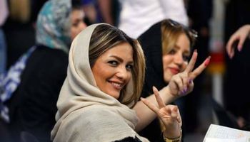 ايرانيات يلوحن بعلامة النصر على أمريكا 