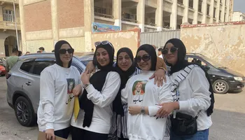 بتشيرتات موحده بالاسم و صورة الطفولة .. طالبات الثانوية العامة بمحافظة بورسعيد يحتفلن بانتهاء ماراثون الثانوية العامة
