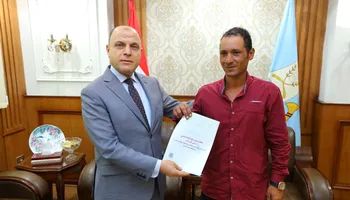 جانب من تسليم العقود