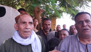 حزن والد الشهيد 